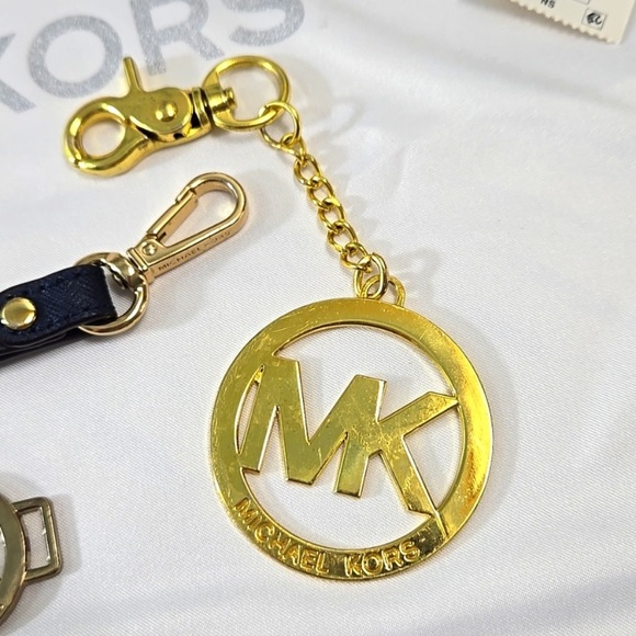 Michael Kors 5pc accessories bundle nwt dust bag. New wristlet strap. Bag charms - Picture 5 of 12